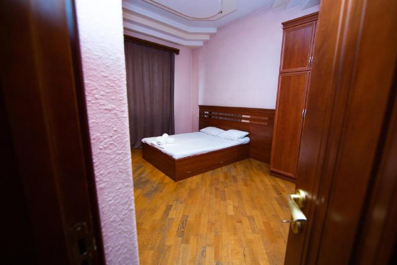 Centre Hotel-Hostel יירבאן מראה חיצוני תמונה