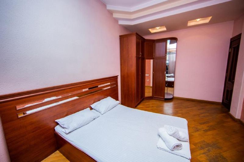 Centre Hotel-Hostel יירבאן מראה חיצוני תמונה