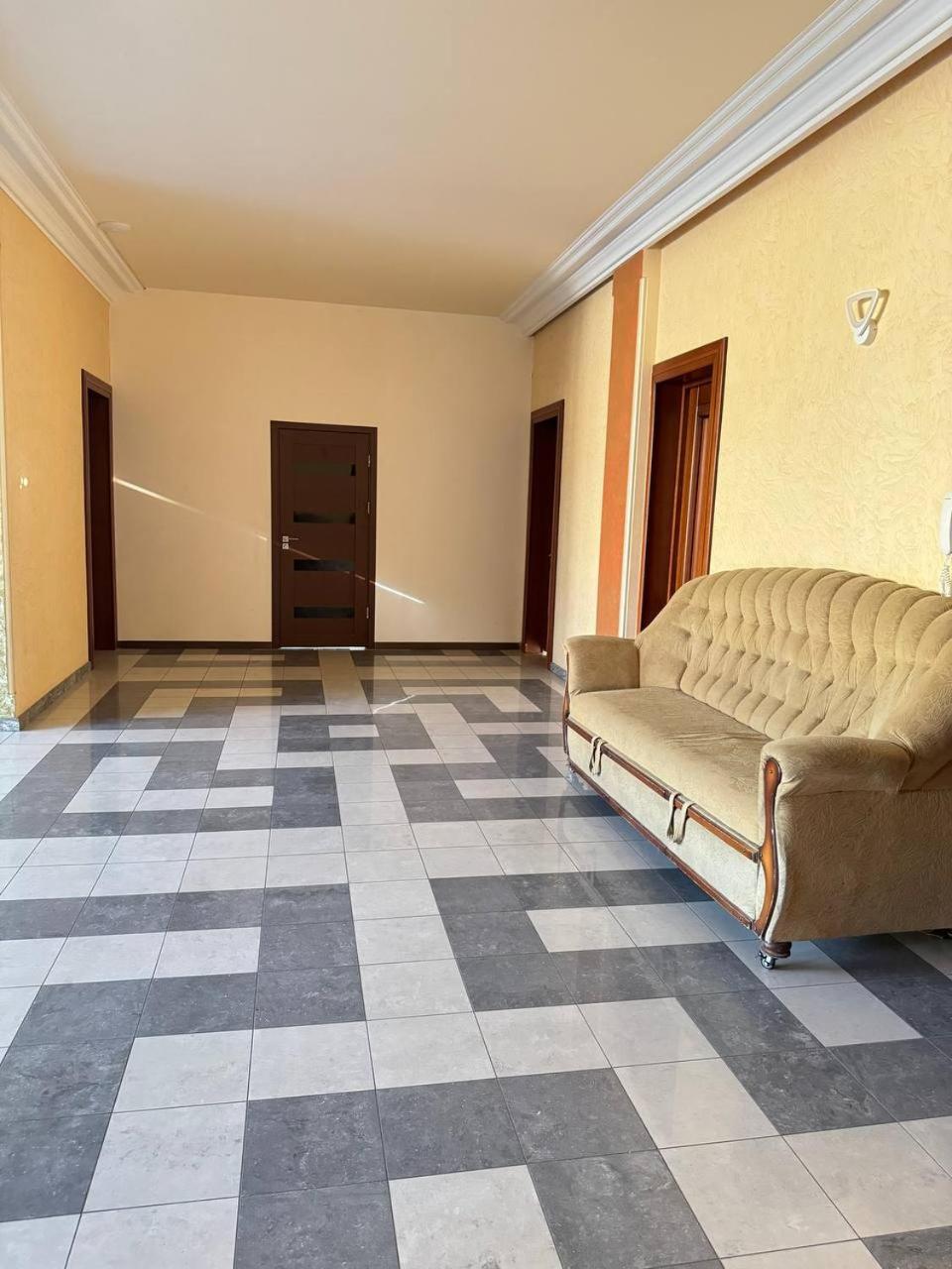 Centre Hotel-Hostel יירבאן מראה חיצוני תמונה