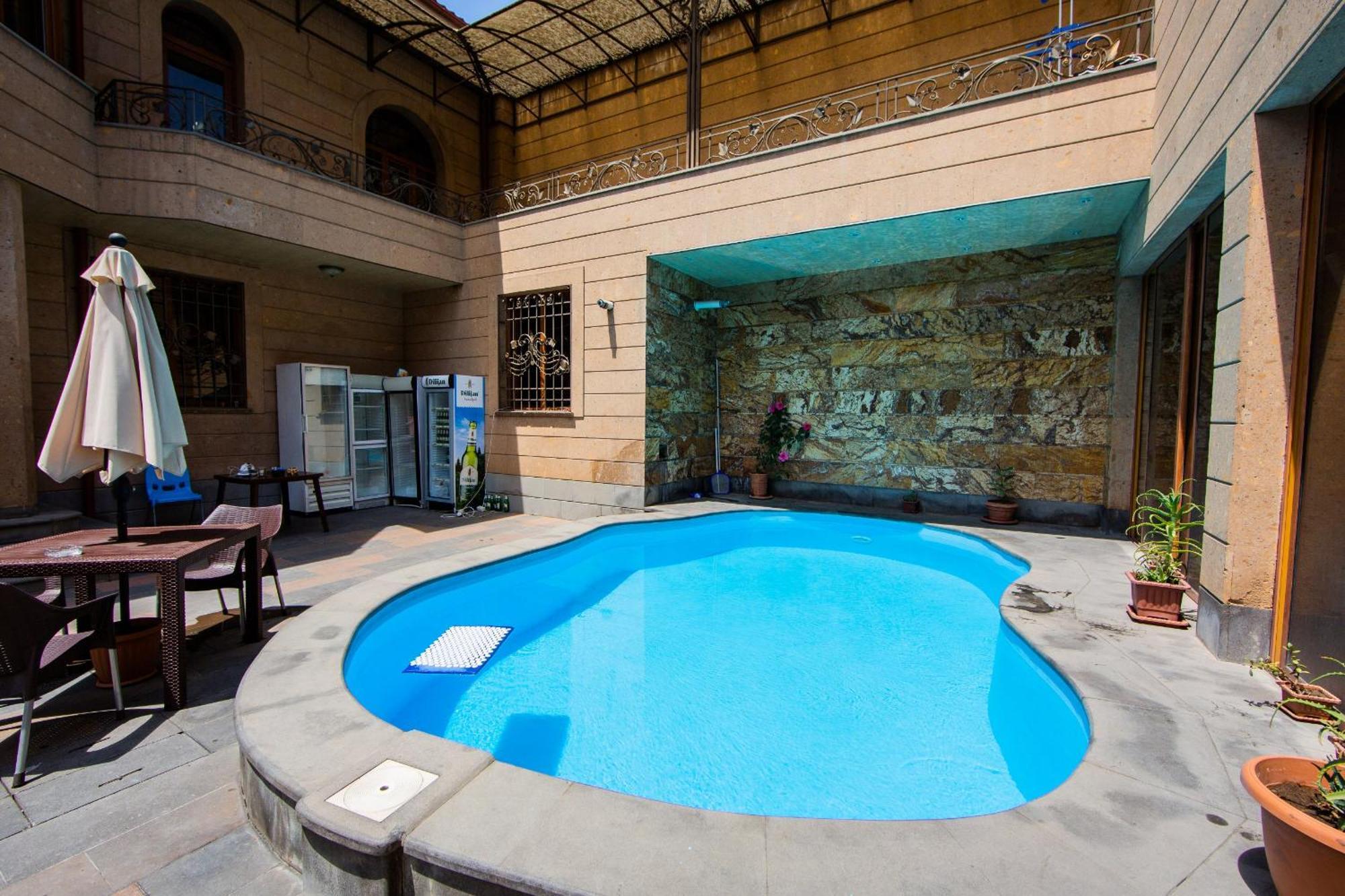 Centre Hotel-Hostel יירבאן מראה חיצוני תמונה