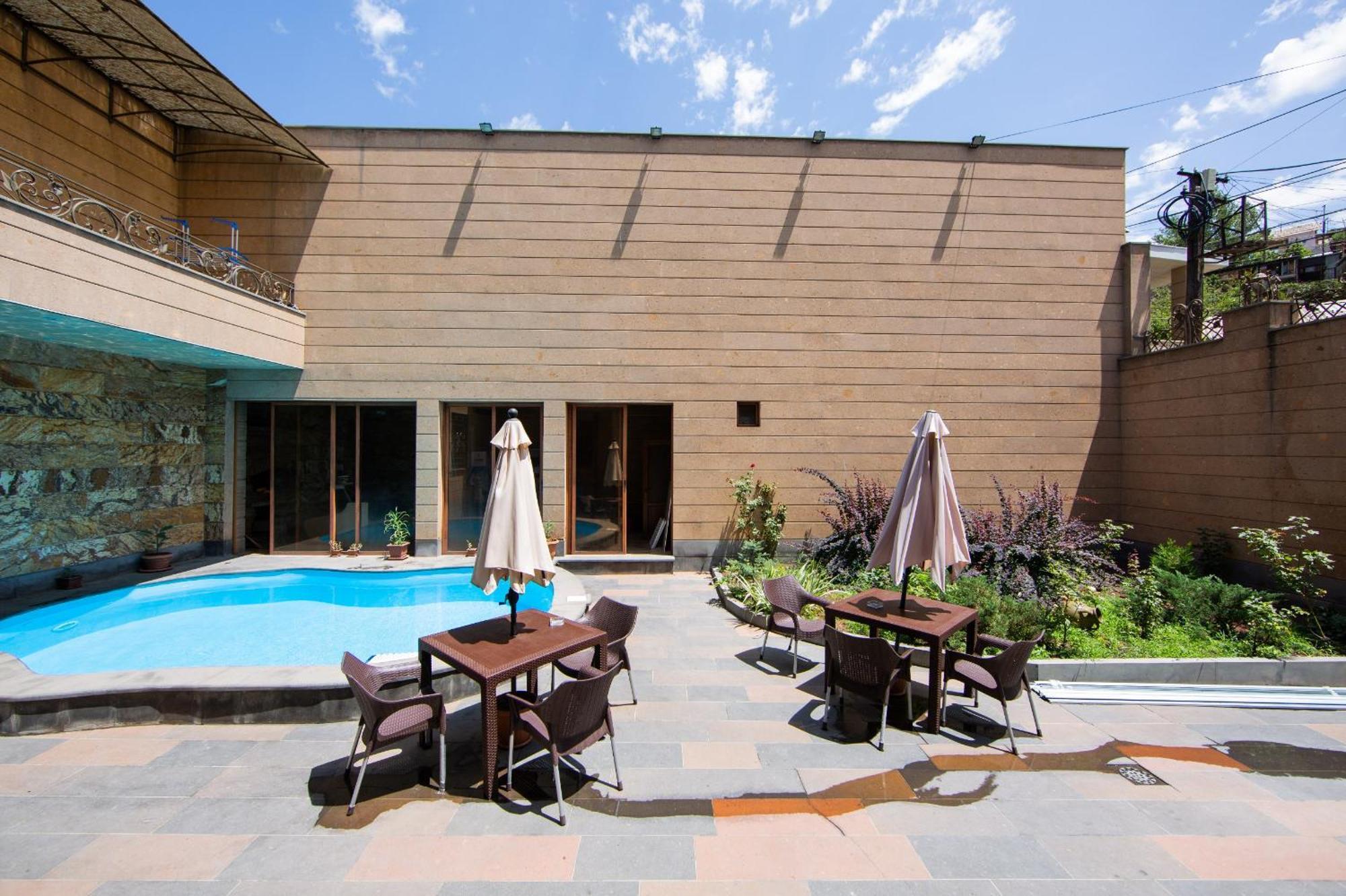 Centre Hotel-Hostel יירבאן מראה חיצוני תמונה