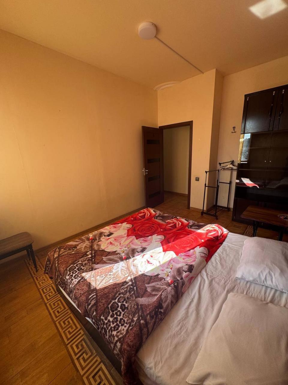 Centre Hotel-Hostel יירבאן מראה חיצוני תמונה