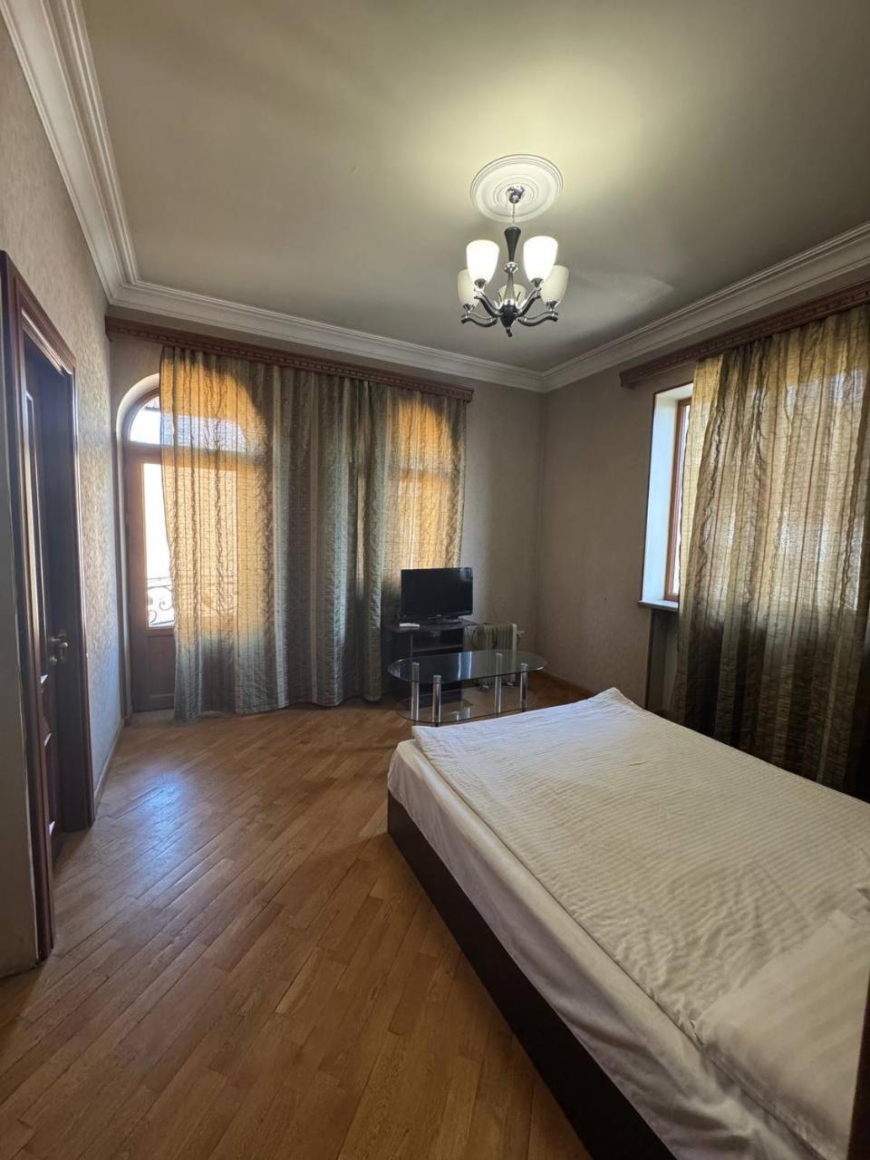 Centre Hotel-Hostel יירבאן מראה חיצוני תמונה
